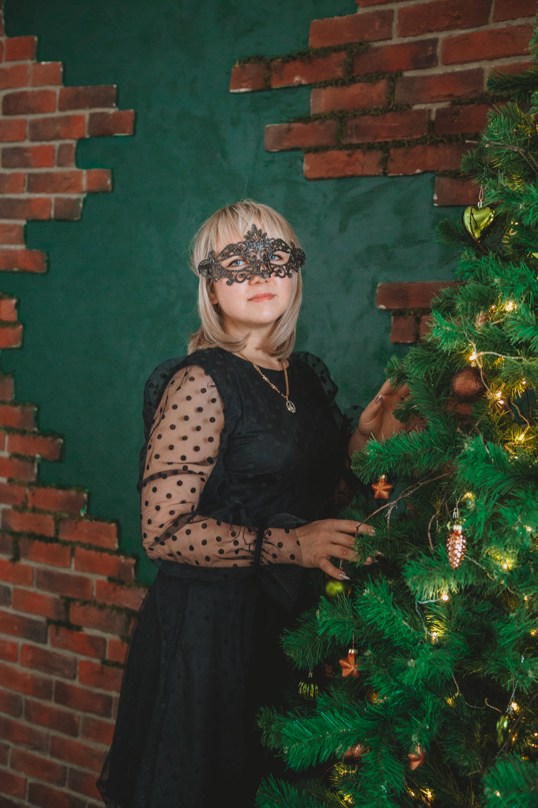“Holiday Mask Fashion: Celebrate in Style with Festive and Seasonal Designs”